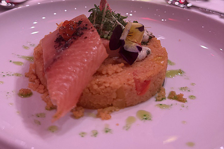 Menü: Rosenblüten CousCous mit geräuchertem Seesaibling und Schnittlauch-Minze Creme bei der Dinnershow HULLISt (©Foto: Martin Schmitz) 